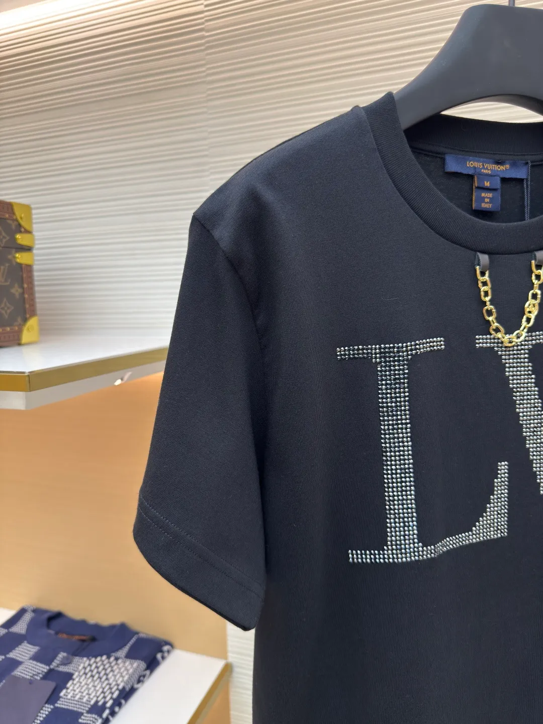 LOUIS VUITTON Hot Diamond Logo Short Sleeves [Women's Clothing] ●Item No.: 1680359-A15 ●Material: Knitted rib fabric ●Technology: Hot Diamond Production ●Version: Fitted version ●Weight: about 205 grams ●Size: Brilliant rhinestones frame the large LV letters, and LV chains illuminate the crew neck. The overall wiring is straight and delicate, the fabric is comfortable and soft, and the color is consistent without color difference. It can be matched with the same style to create a fashionable look and control various occasions. Customized accessories, complete with three standards, same style for men and women!